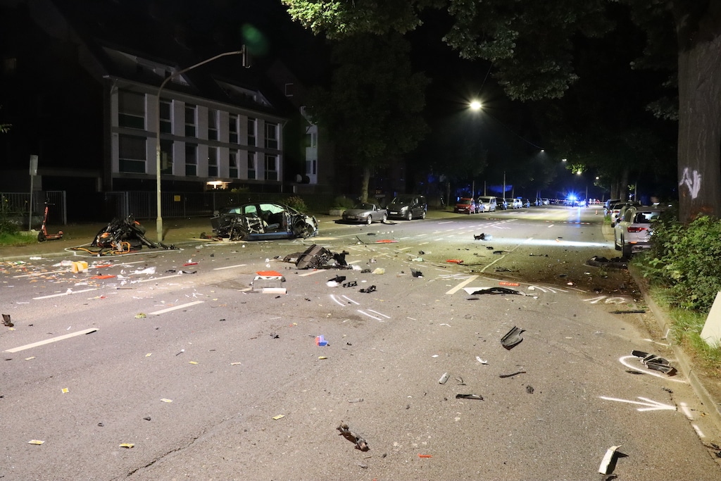 Spektakulärer Verkehrsunfall — PKW überschlägt sich mehrfach