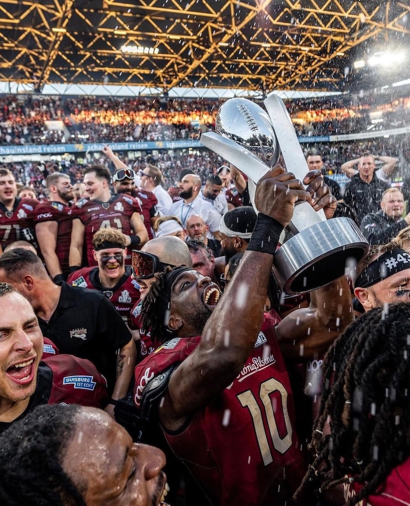 RHEIN FIRE beim Oberbürgermeister und auf dem Rathausbalkon