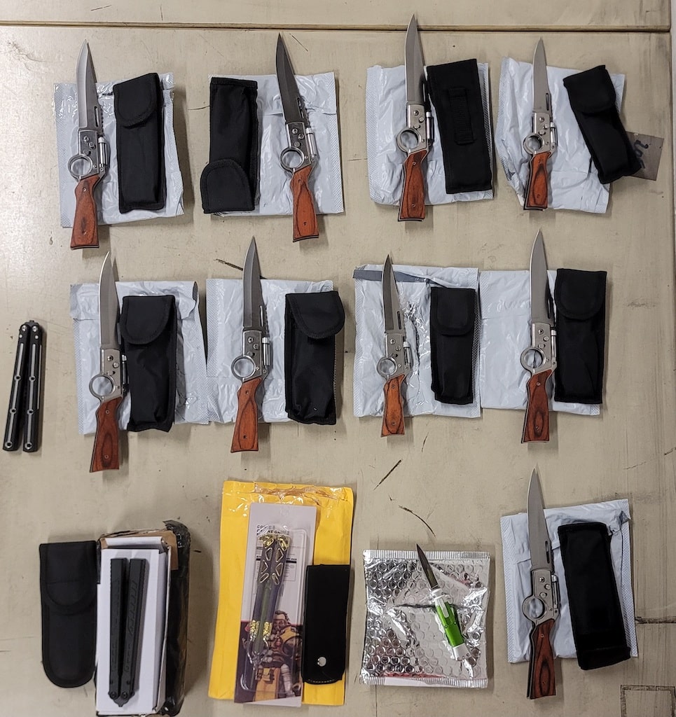 Zoll findet 13 Messer in Frachtlieferung