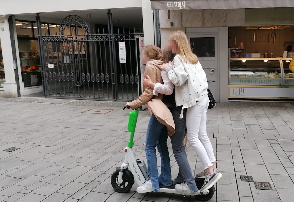 Verkehrsunfall in Oberbilk: E‑Scooter-Fahrerin prallt gegen Hauswand – Zwei Personen verletzt – Verdacht auf Trunkenheitsfahrt