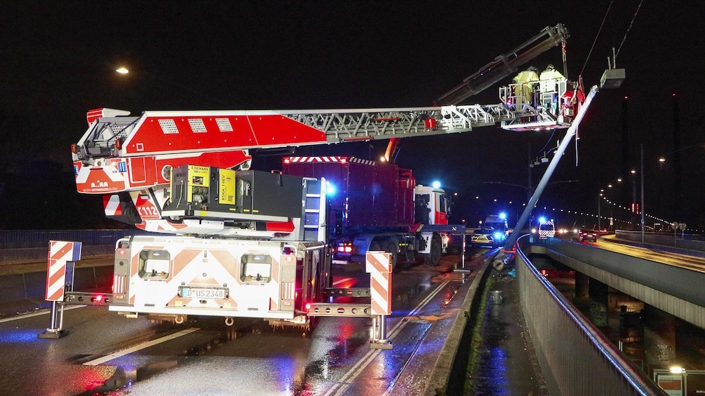 Schwerer Verkehrsunfall auf der Rheinkniebrücke in Düsseldorf