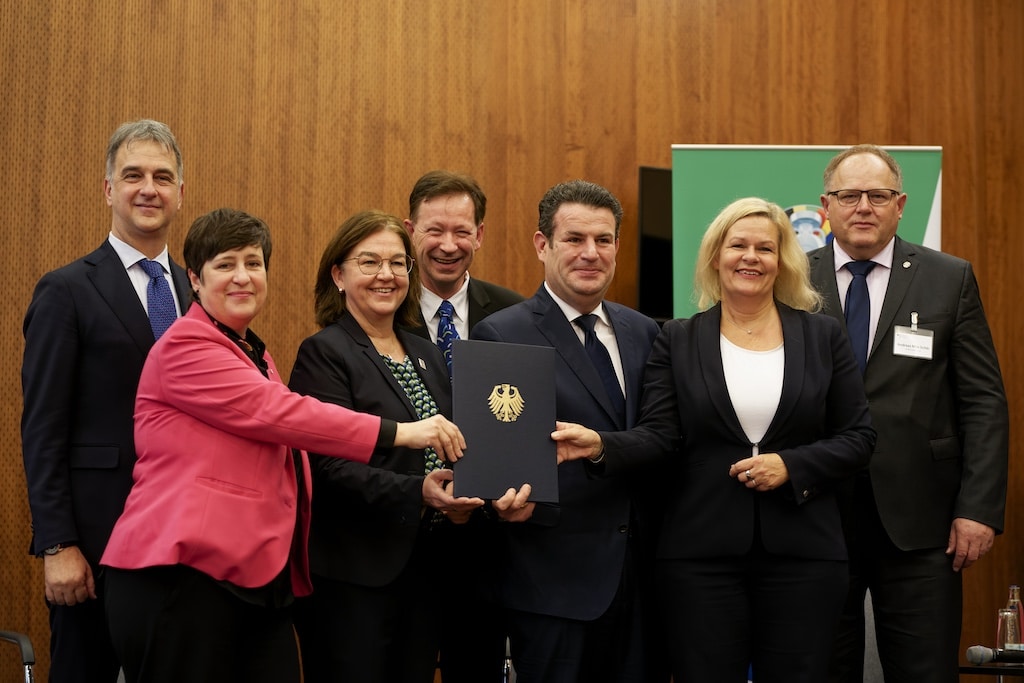 Innenministerin Faeser, Arbeitsminister Heil und Stadtdirektor Hintzsche unterzeichnen Menschenrechtserklärung für die UEFA EURO 2024