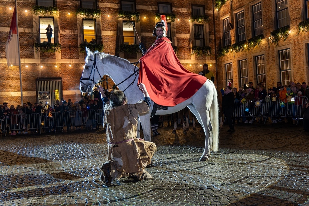 Sankt Martin reitet wieder durch die Stadt