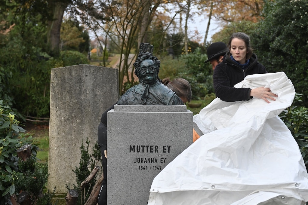 Ein neuer Mutter Ey-Grabstein — Eine Hommage an eine Düsseldorfer Ikone