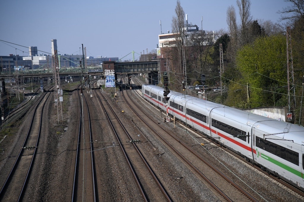 Unbefugte Notbremsung im ICE 925 führt zur Verfolgung und Festnahme eines 22-Jährigen