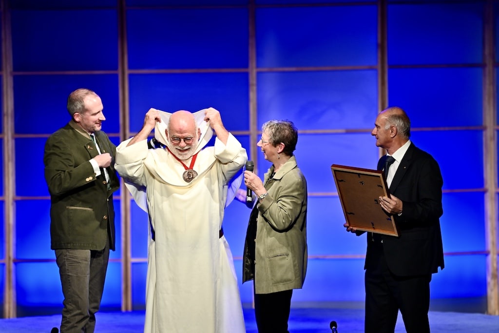 Pater Wolfgang Sieffert erhält die Karl-Klinzing-Plakette von den Mostertpöttches im Theater an der Kö