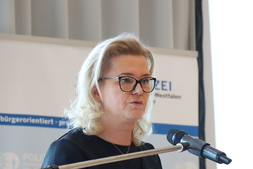 Stadtmitte – Versuchtes Tötungsdelikt: Mann mit Stichverletzungen – Mordkommission ermittelt – Täter flüchtig