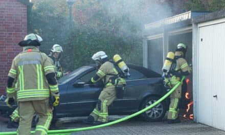 Brennender Pkw im Werstener Tunnel — Feuerwehr löschte Flammen, zwei leicht Verletzte