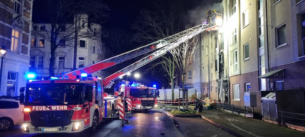 Brand eines Mehrfamilienhauses — Eine Person verstorben