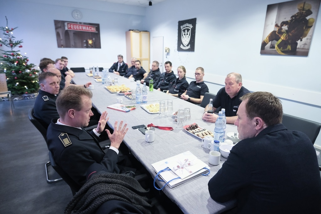 OB Dr. Keller besucht Feuerwehr an Heiligabend