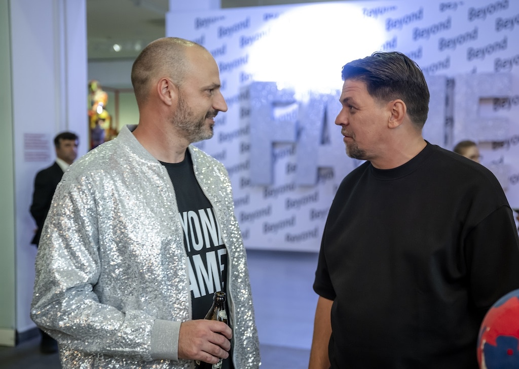 “Enthüllt: Tim Mälzer als kreativer Künstler Gedeon Schenkt im NRW-Forum – Gewinnerin der Identitäts-Rätsel steht fest!”