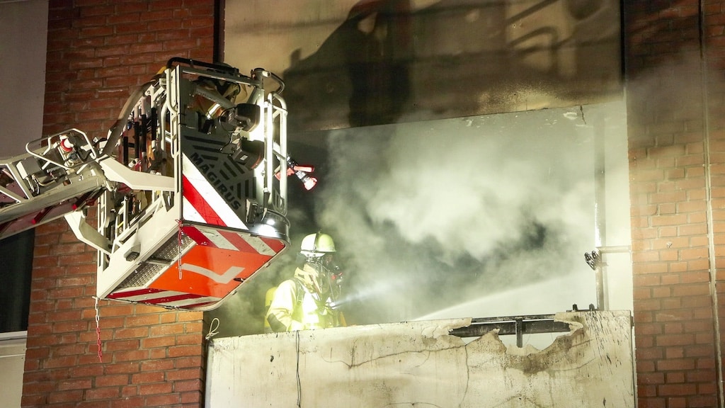 Großer Einsatz der Feuerwehr in Silvesternacht – Wohnung in Flammen, zwei Verletzte