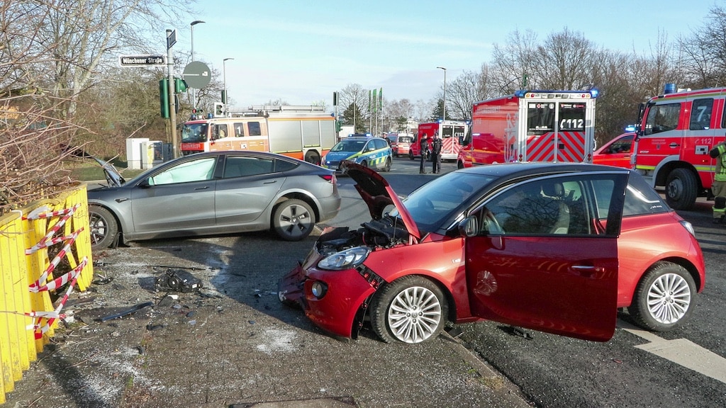 Schwerer Verkehrsunfall auf der Brücke: 75-jährige Autofahrerin nach Kollision verstorben