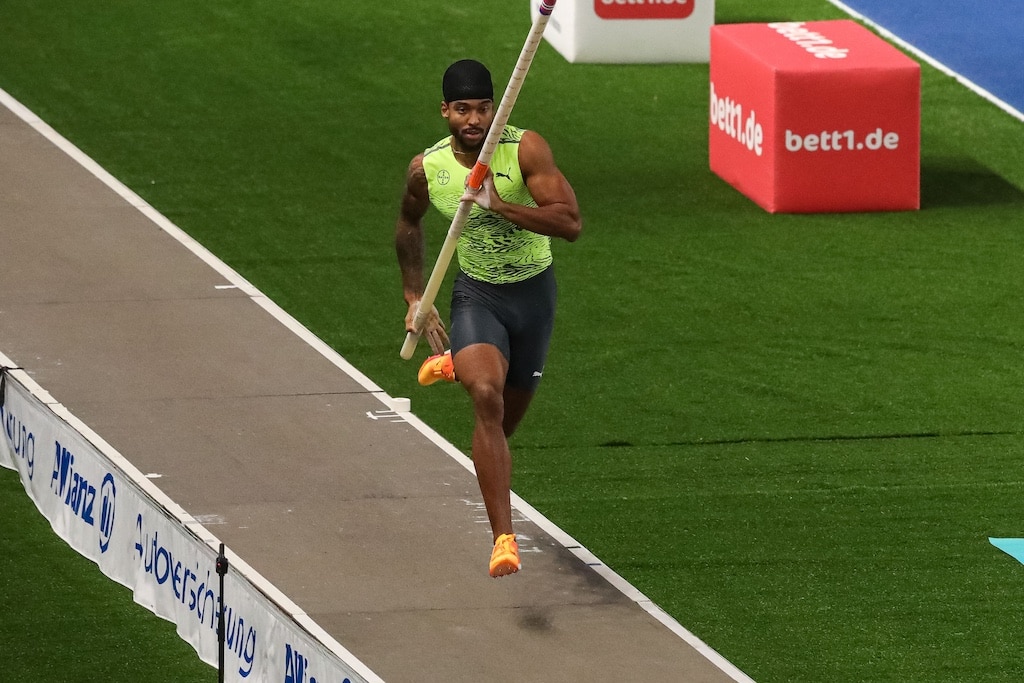 Bo Kanda Lita Baehre gibt beeindruckendes Comeback: Deutsche Stabhochsprung-Legende kehrt beim ISTAF INDOOR Düsseldorf zurück”