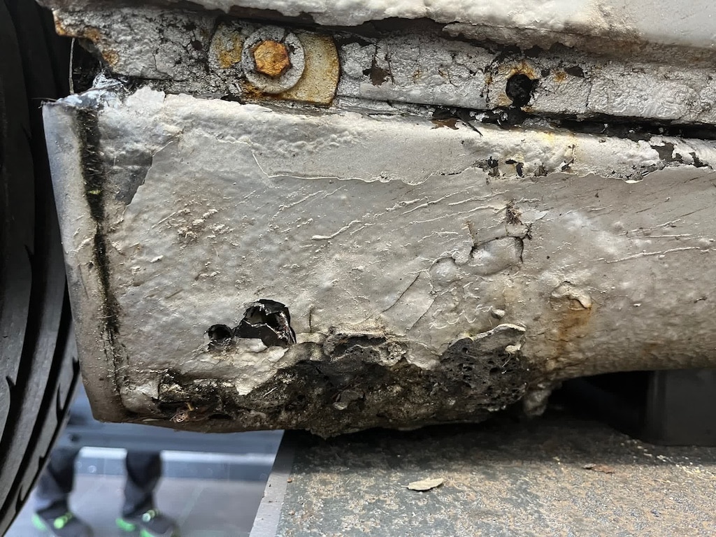 Flingern-Süd — Mettmanner Straße: “Väterchen Rost” auf vier Rädern — Mercedes buchstäblich aus dem Verkehr gezogen