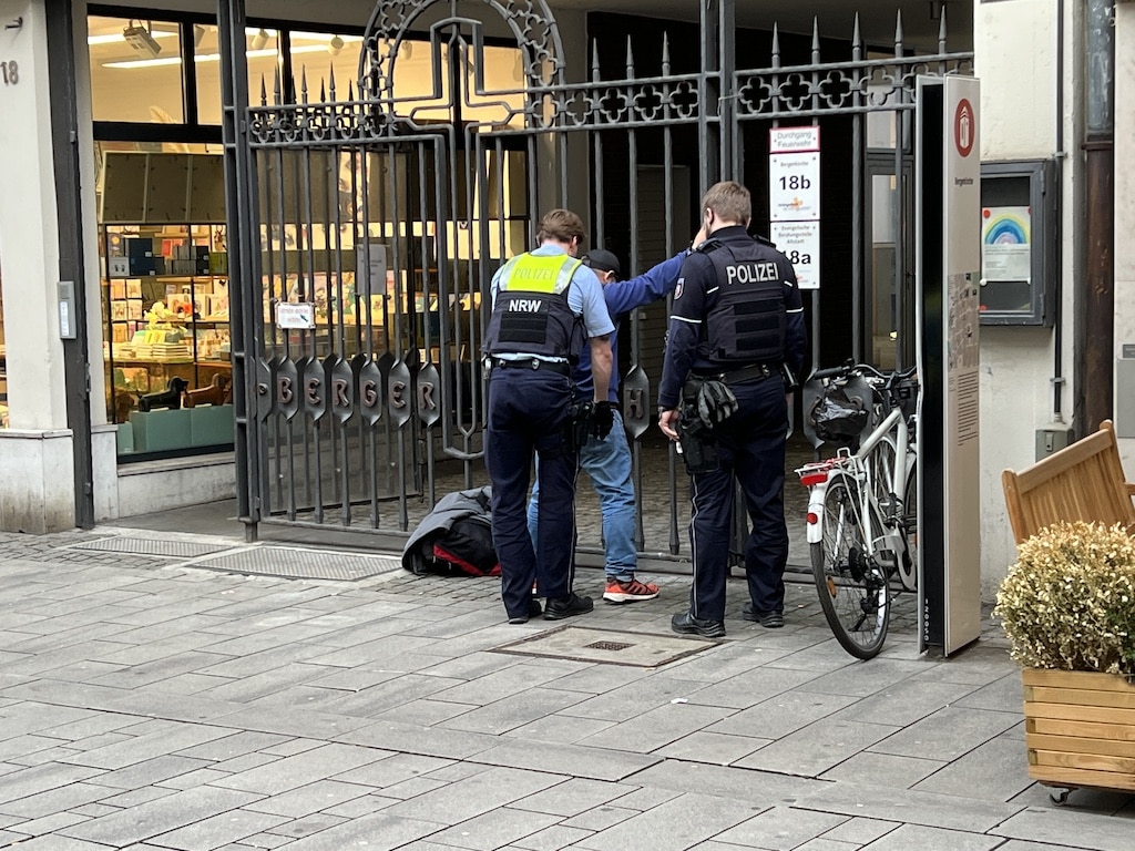 Fahndungserfolg in der Altstadt: Trio nach Taschendiebstahl festgenommen – Opfer führt Polizei zu Tatverdächtigen