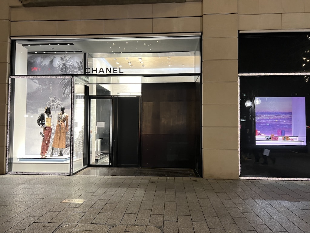 Blitzeinbruch auf der Königsallee: Täter durchbrechen Schaufenster eines exklusiven Modegeschäfts