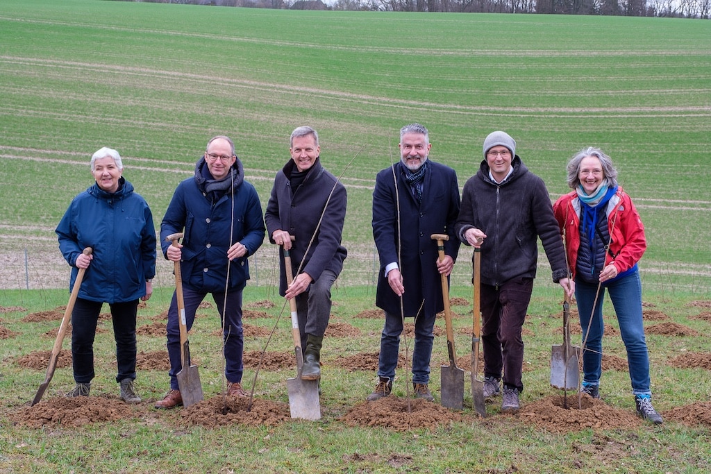 Bürgermeister Hinkel und Vorstand der IKB pflanzten neue Bäume am Rande des Rotthäuser Bachtals