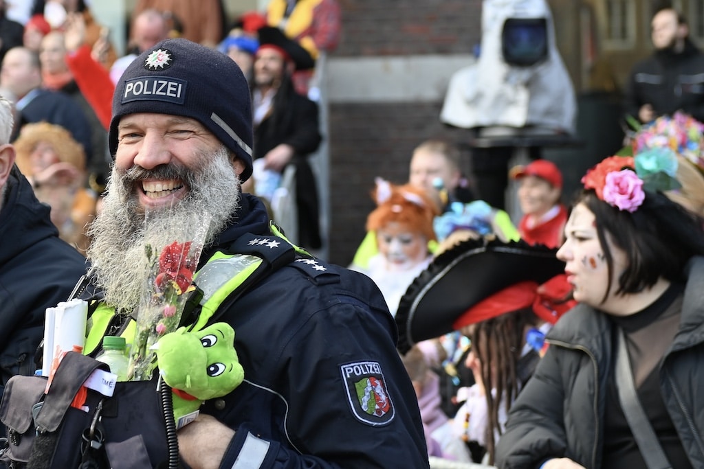 Rosenmontag in der Landeshauptstadt — “Wat et nit all jöwt …” — Jecken feiern bislang friedlich