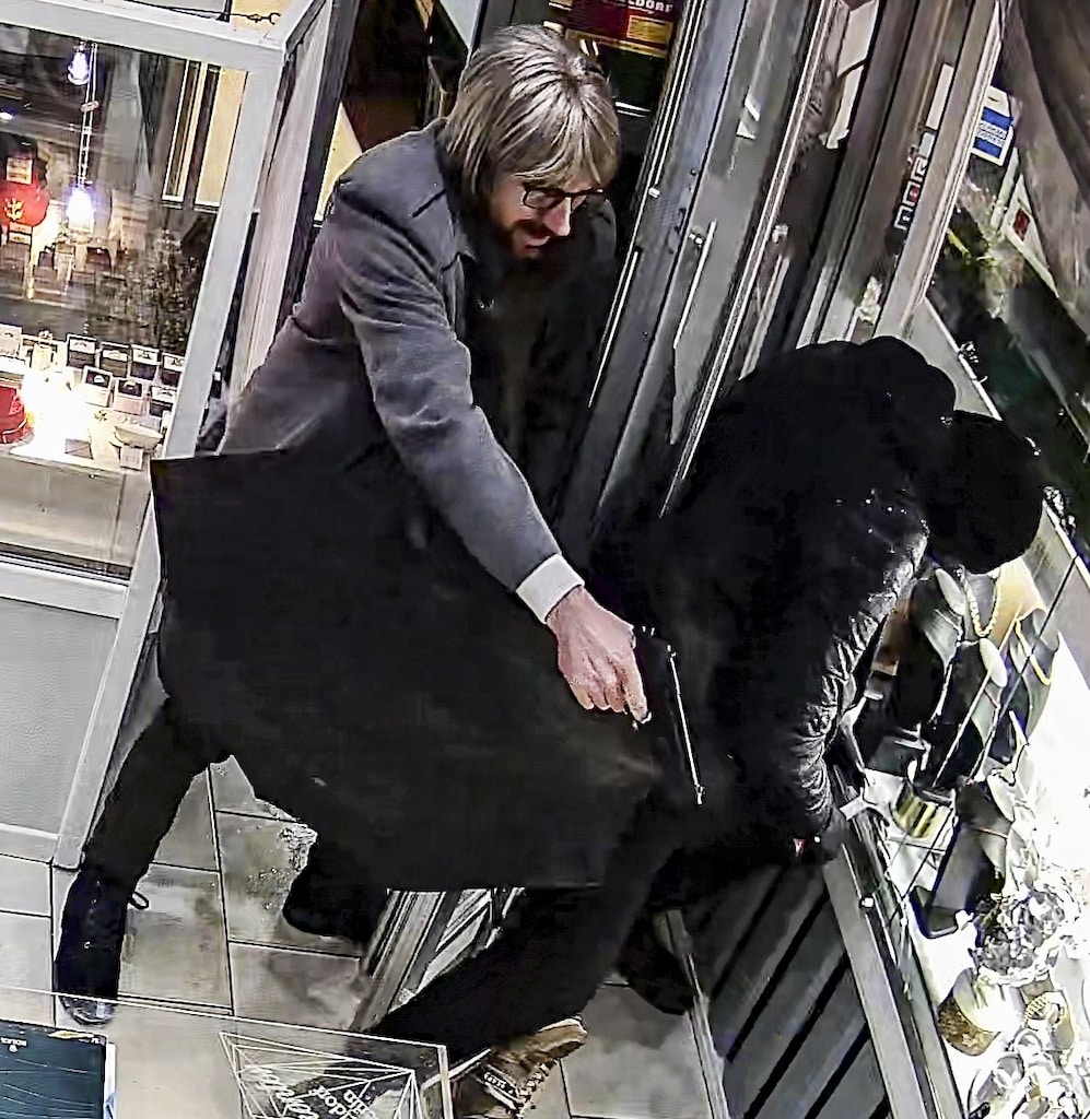 Brutaler Überfall auf Juwelier — Täter flüchtig