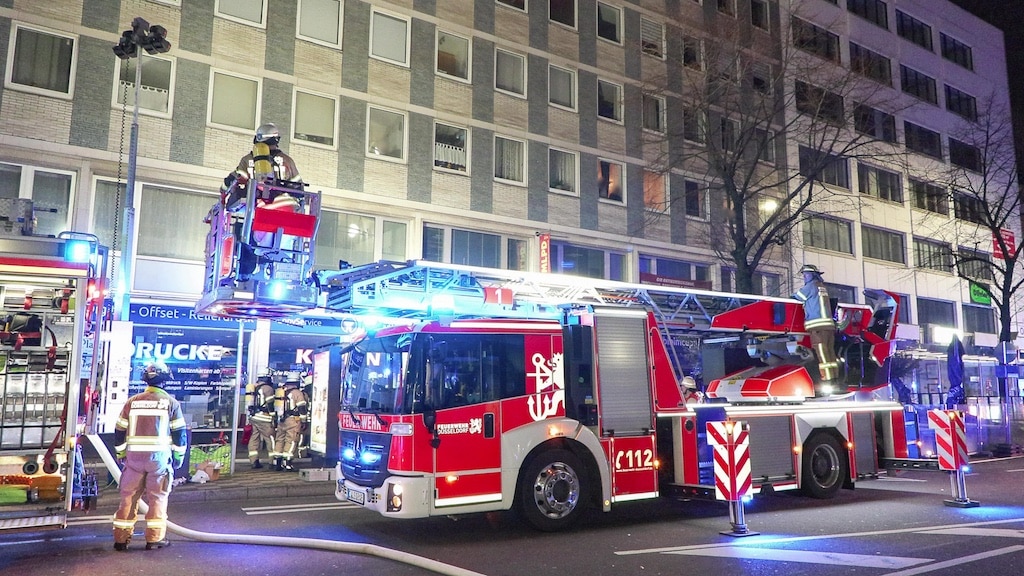 Ausgedehntes Feuer in einem Keller forderte Einsatz der Feuerwehr — mehrere Personen gerettet