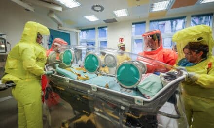 Düsseldorfer Feuerwehr transportiert Hantavirus-Kontaktperson von Kreuzfahrtschiff in die Uniklinik