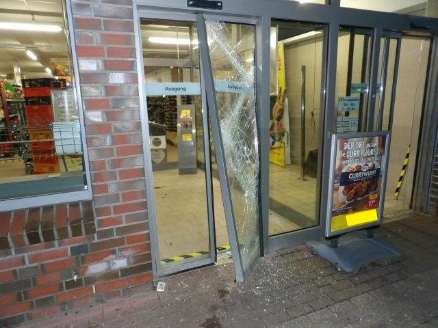 Einbruch bei Lebensmitteldiscounter — Tatbeute mit Einkaufswagen weggeschafft
