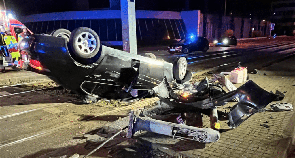 Einsatz der Zivilfahnder führt zu spektakulärem Verkehrsunfall in Bilk