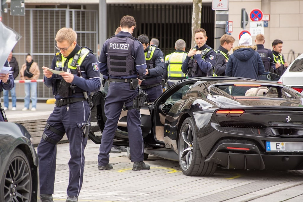 Verbotenes Tuning, Drogentests und überfälliger TÜV: Düsseldorfer Polizei nimmt am “Car-Freitag” die Tuning-Szene ins Visier