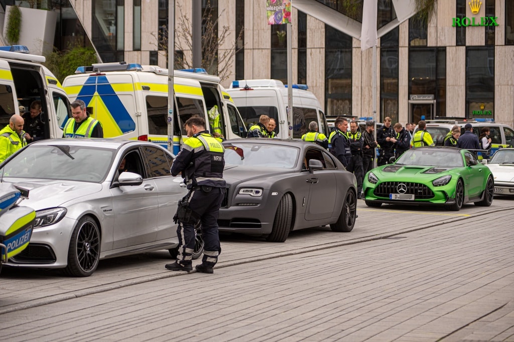 Polizeikontrolle zum Car-Freitag in Düsseldorf: Ergebnisse und Zwischenfälle
