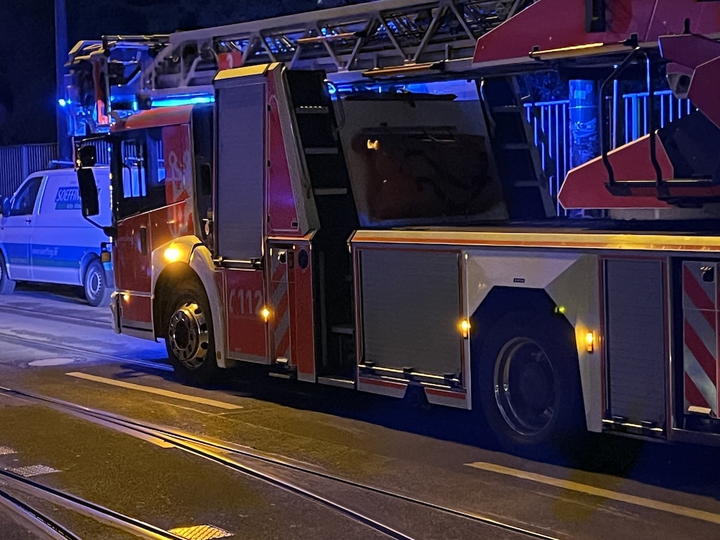 Küchenbrand in Golzheim – Feuerwehr verhindert Ausbreitung, keine Verletzten