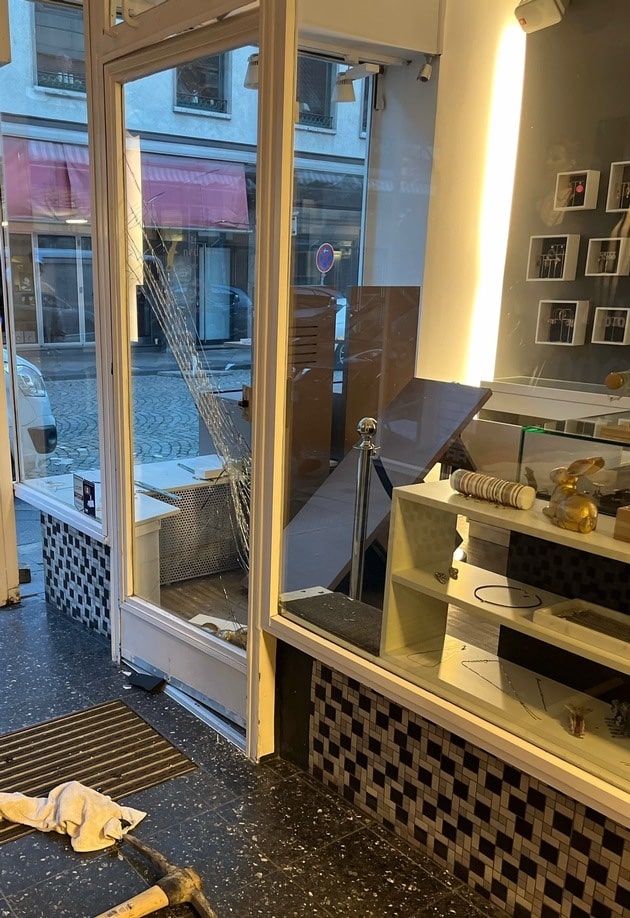 Blitzeinbruch in Schmuckgeschäft — ein Tatverdächtiger nach Flucht mit Diebesgut gefasst