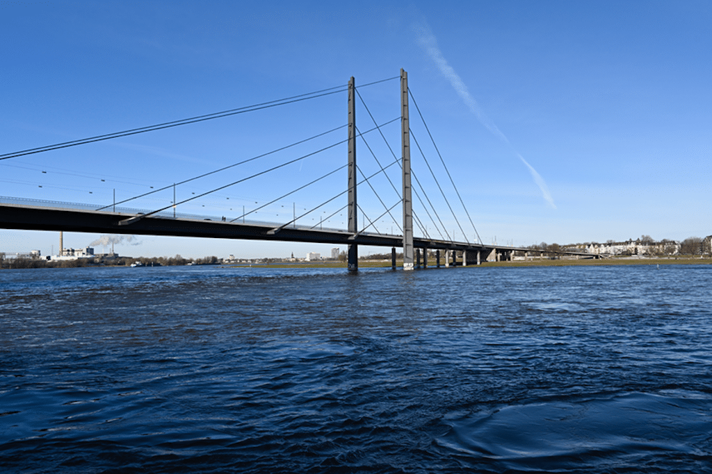 Rheinkniebrücke: Verkehrseinschränkungen wegen Asphaltarbeiten