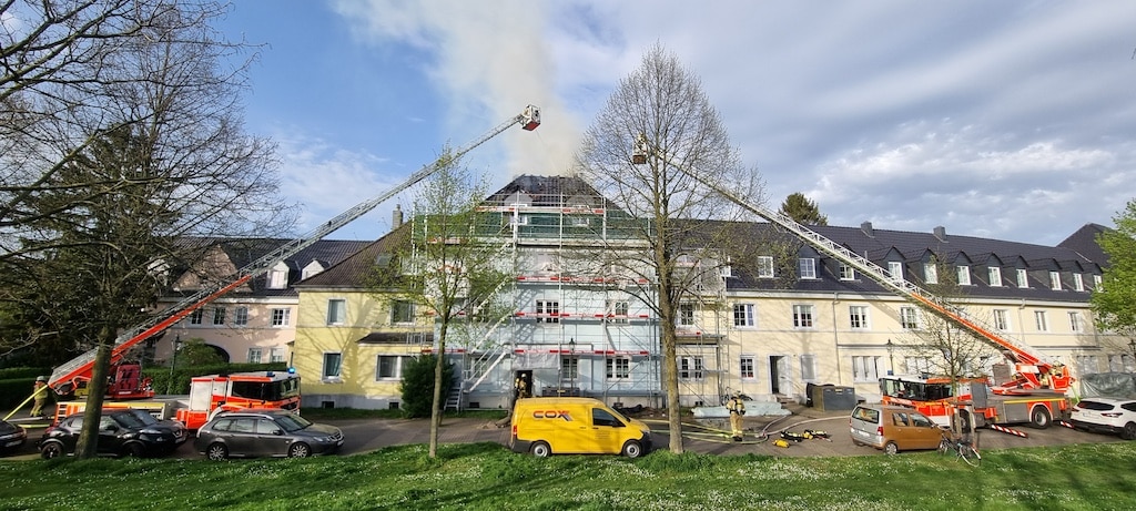 Großbrand in Düsseldorfer Mehrfamilienhaus fordert Feuerwehreinsatz
