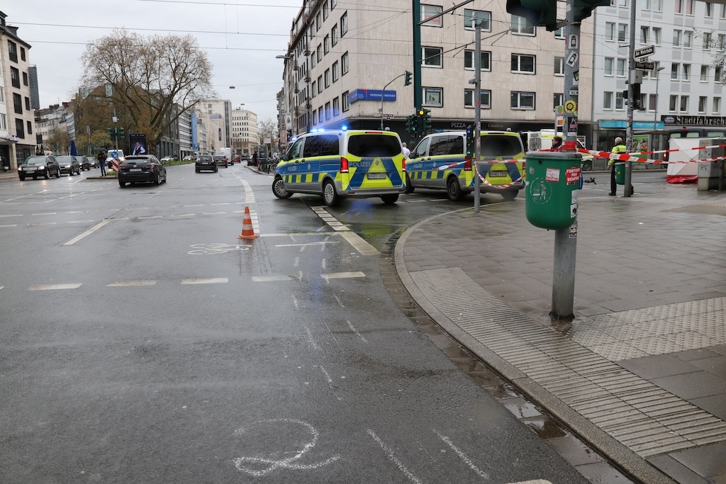 Schwerer Verkehrsunfall in Stadtmitte — E‑Scooter-Fahrerin stirbt an Unfallstelle
