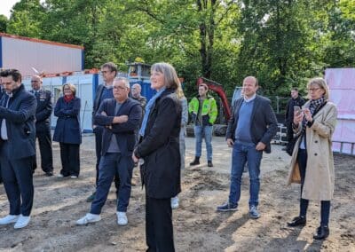 Einsatzkräfte der Freiwilligen Feuerwehr sowie Vertreter aus der Politik und Verwaltung sind zum Ersten Spatenstich für die Wache der Freiwilligen Feuerwehr Kaiserswerth gekommen, Foto: LB / Gabriele Schreckenberg