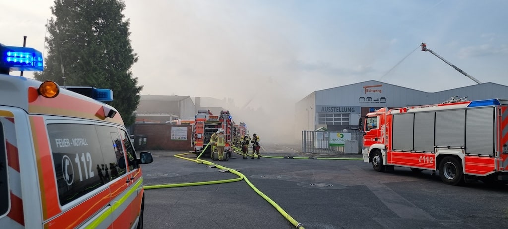 Feuerwehr Düsseldorf bekämpft Brand auf Gelände eines Entsorgungsbetriebes