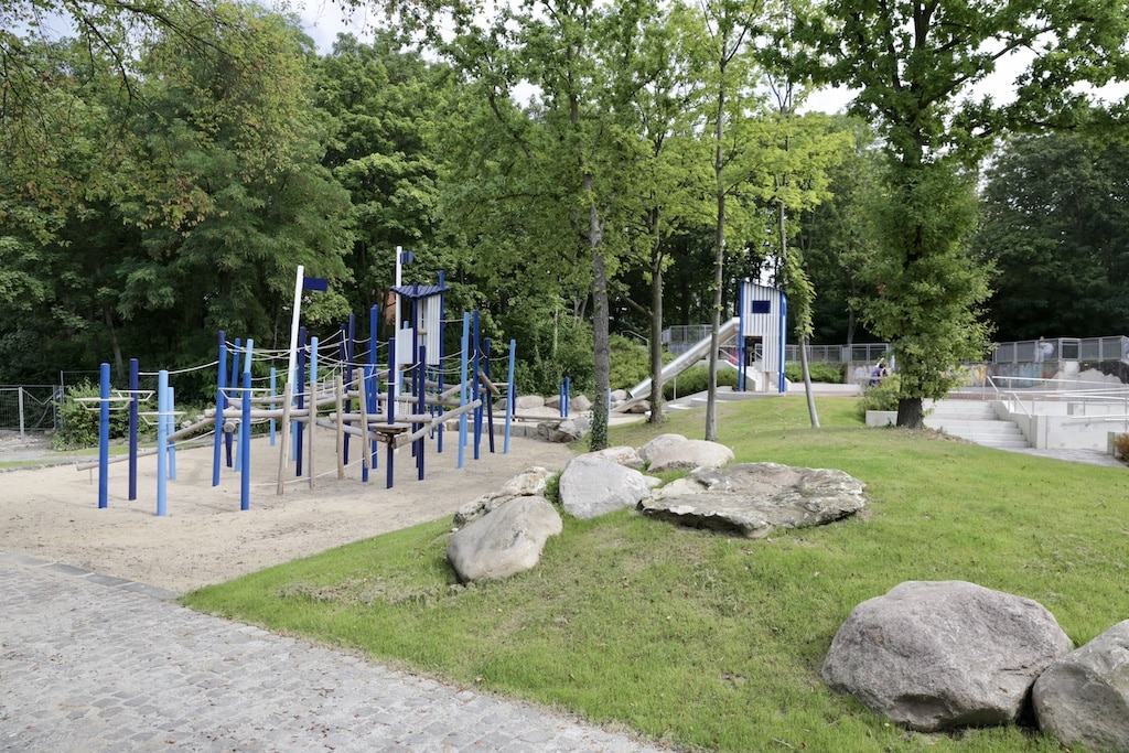 Stadt nimmt Wasserspielplätze und Wassermatschanlagen in Betrieb