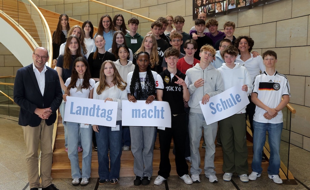 75 Jahre Grundgesetz: Annette-Gymnasium aus Düsseldorf beim Aktionstag „Landtag macht Schule“