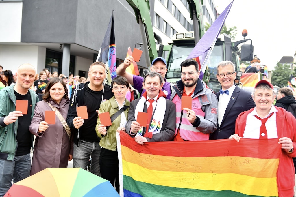 Düsseldorf feiert den CSD: Tausende nehmen an bunter Parade teil