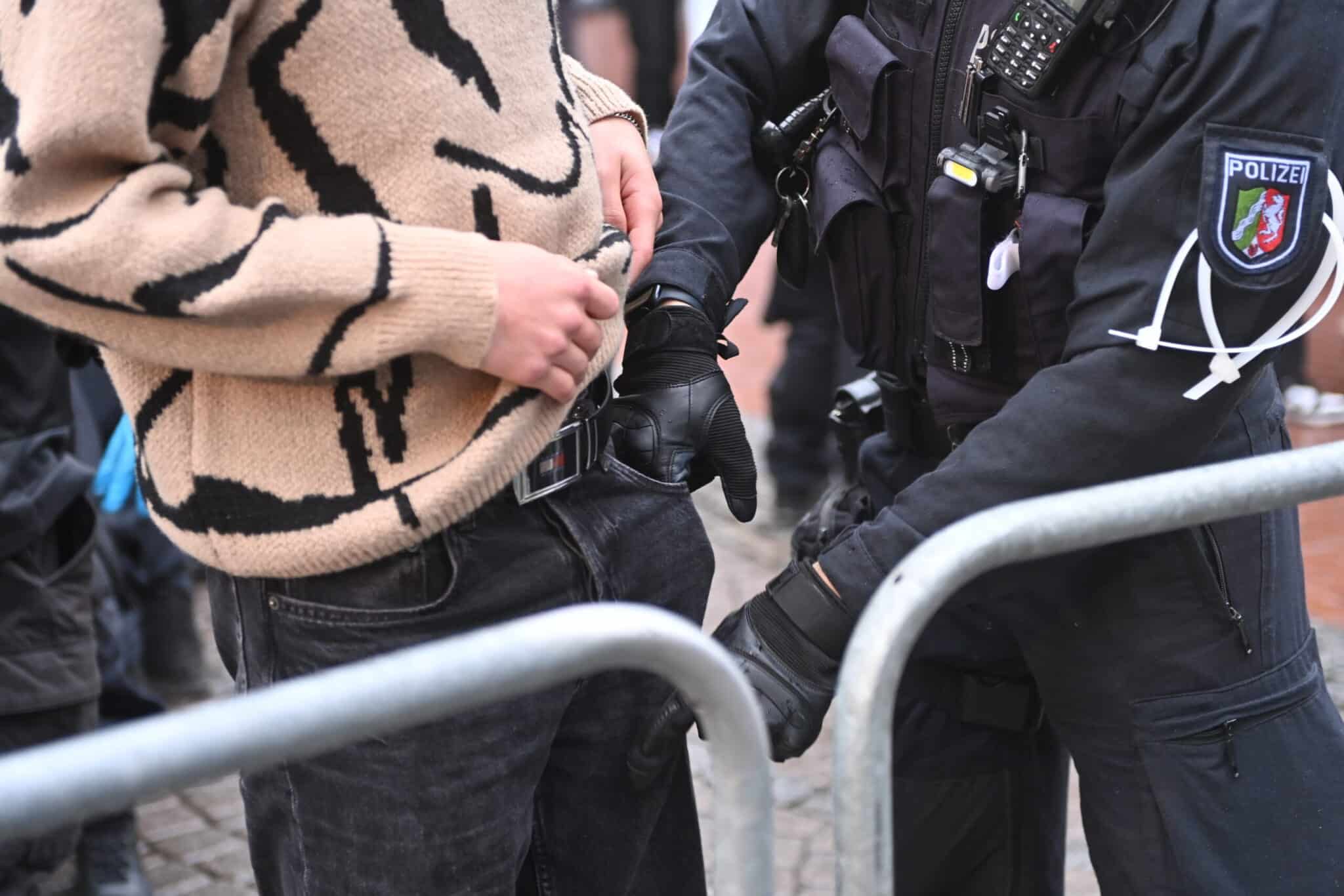 Altstadt: Konsequente Kontrollen der Waffenverbotszone am Wochenende