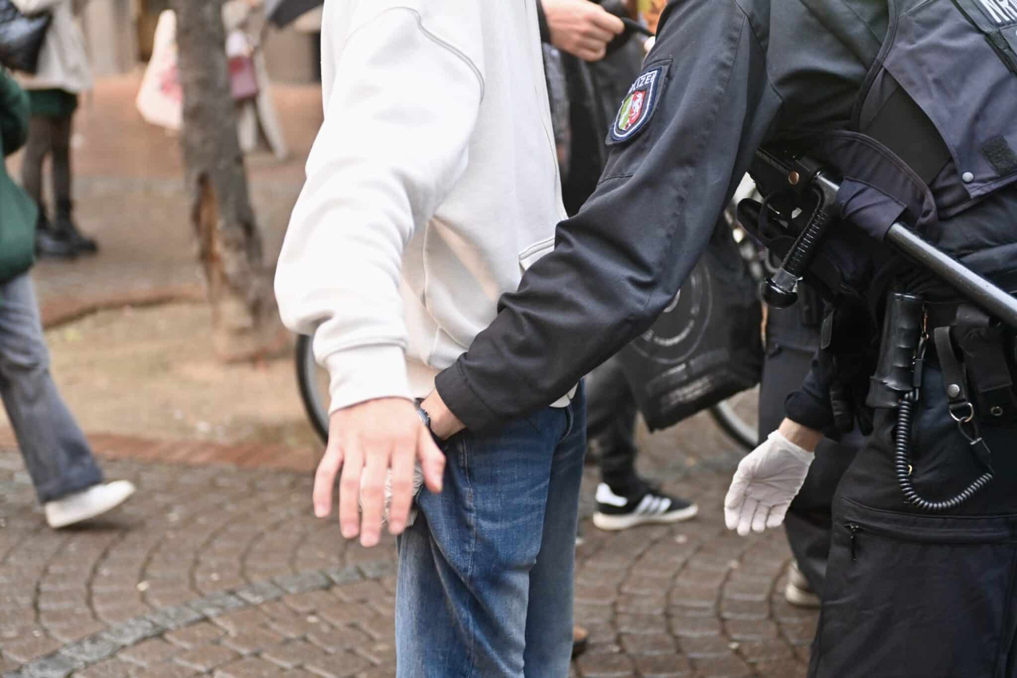 Behördenübergreifender Aktionstag zur Überwachung der Waffenverbotszone in der Düsseldorfer Altstadt