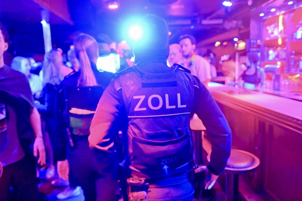 “Behörden gehen gegen Türsteherszene in Düsseldorf vor: Verdacht auf kriminelle Machenschaften”