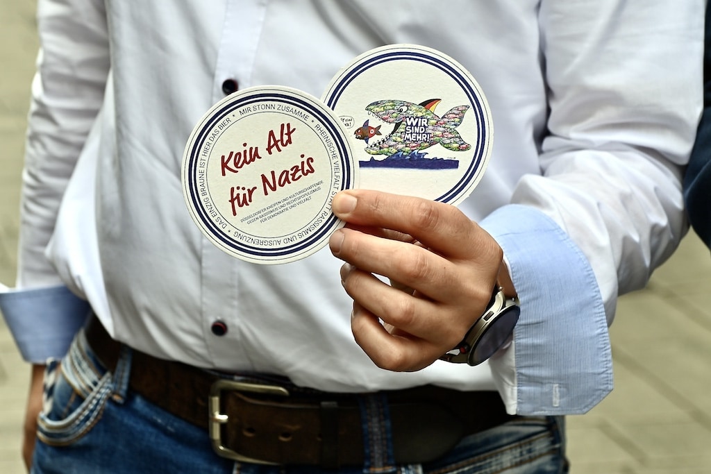 Gemeinsames Engagement mit Jacques Tilly und Düsseldorf stellt sich quer: Bierdeckelaktion „Kein Alt für Nazis!“ gestartet