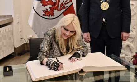 „Queen of Metal” Doro Pesch: Eintrag ins Goldene Buch der&nbsp;Stadt