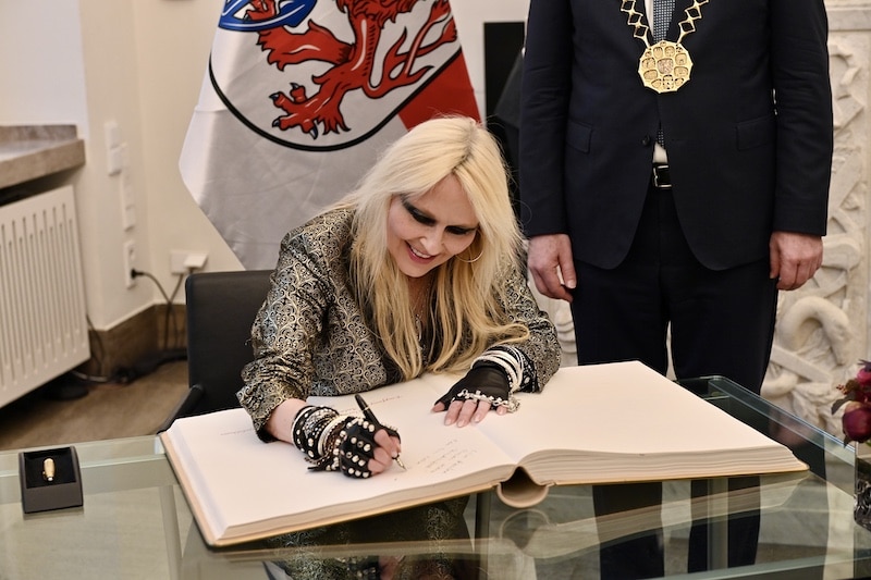 „Queen of Metal” Doro Pesch: Eintrag ins Goldene Buch der Stadt