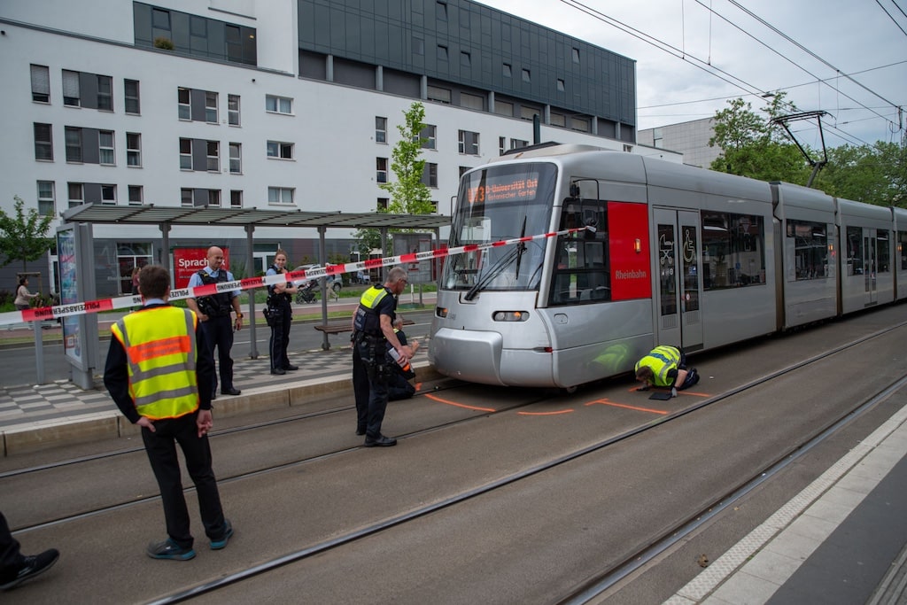 81-Jähriger von Straßenbahn erfasst: Lebensgefahr besteht