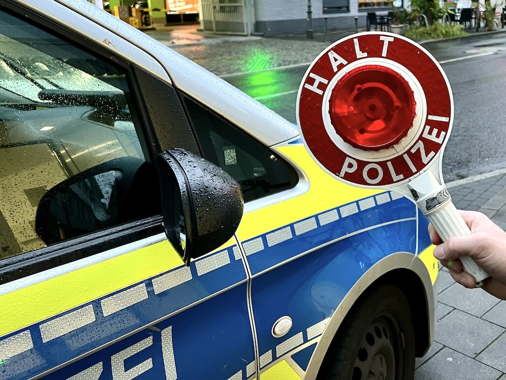 Gurtverstoß führt zu Verfolgungsfahrt von Düsseldorf bis Essen – Zwei Festnahmen, ein Täter flüchtig