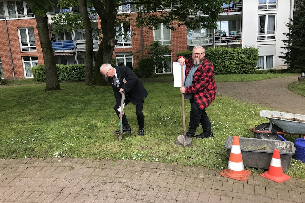 Spatenstich am Walter-Kobold-Haus in Wittlaer für eine überdachte Parkbank. Die Spende der Wittlaerer Bruderschaft macht’s möglich