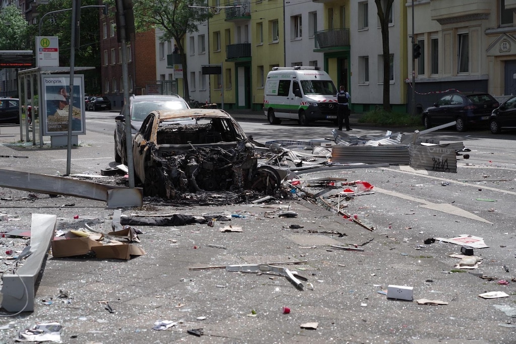 Tragisches Feuer in Flingern-Nord: Feuerwehr rettet Menschenleben, Polizei ermittelt